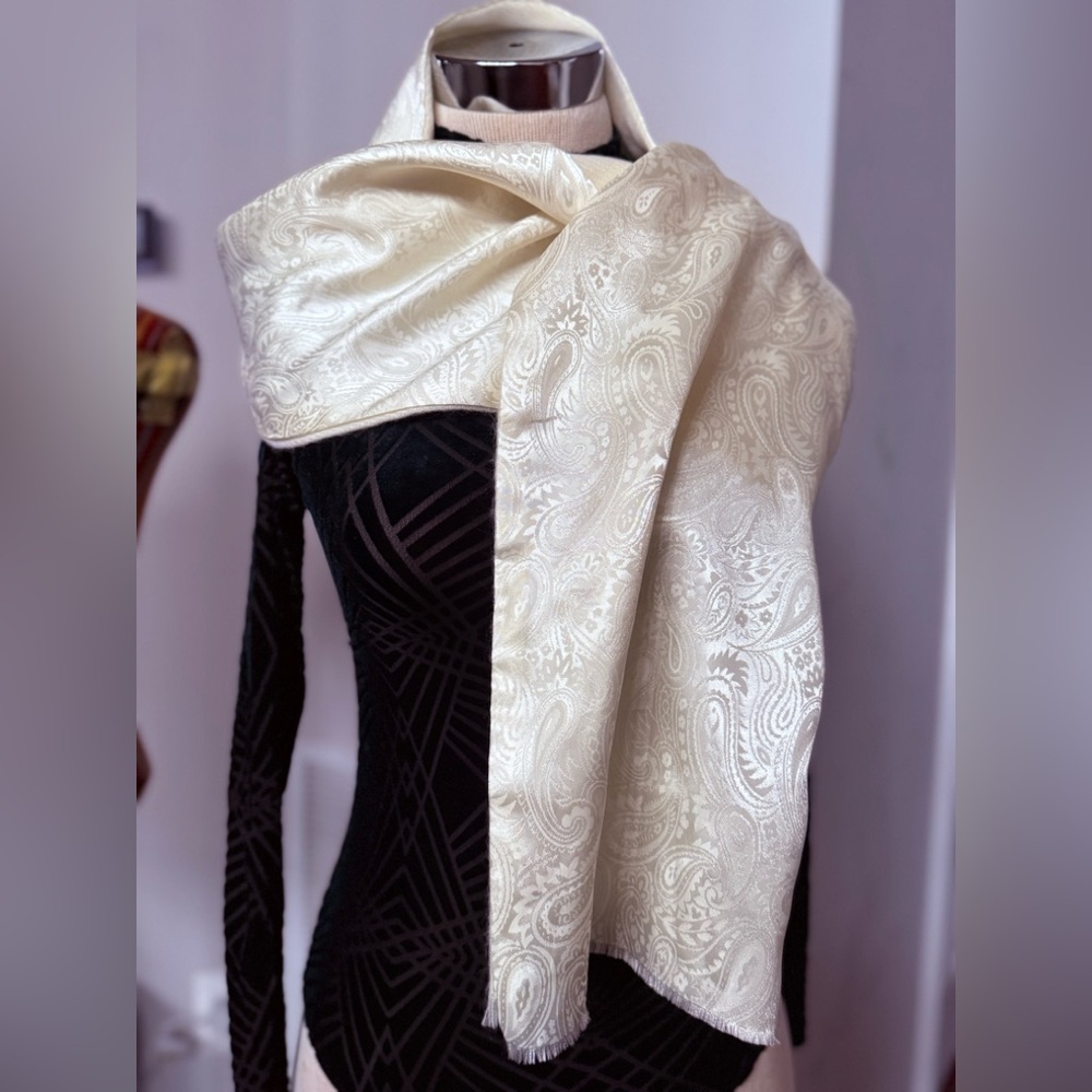 Frimge & Co Ivory Paisley Print Scarf